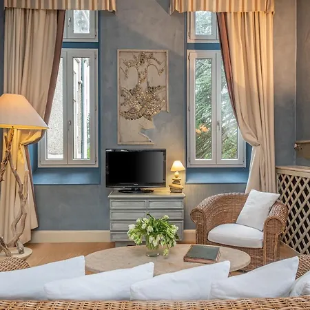 Hotel L'orangerie Du Château Des Reynats 4*