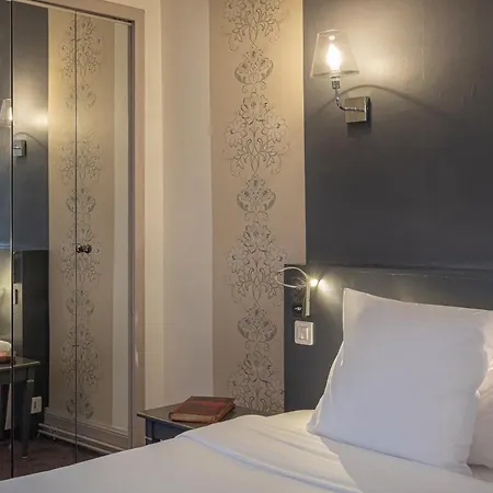 Отель Chateau Des Reynats 4*