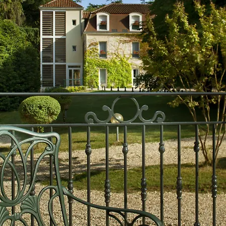 L'orangerie Du Château Des Reynats Hotel 4*