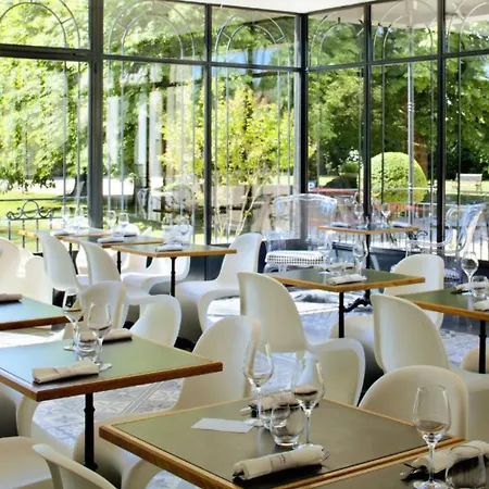 L'orangerie Du Château Des Reynats 4*