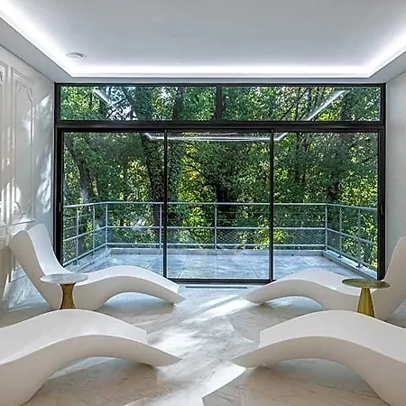 Hotel Chateau Des Reynats 4*