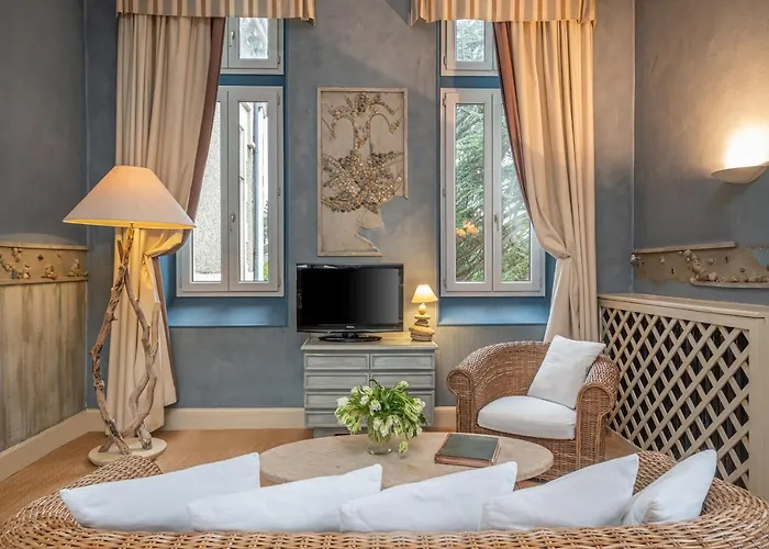 Hotel Chateau Des Reynats 4*