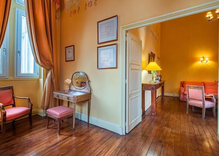 Hotel Chateau Des Reynats 4*