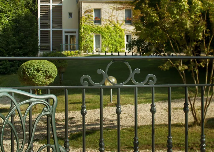 Chateau Des Reynats Hotel 4*